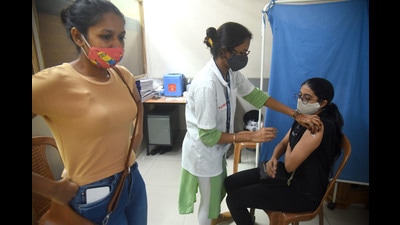 Beneficiaries in the above-18 age group get inoculated against Covid-19 at a vaccination centre in Vile Parle (East). (HT PHOTO) Beneficiaries in the above-18 age group get inoculated against Covid-19 at a vaccination centre in Vile Parle (East). (HT PHOTO)