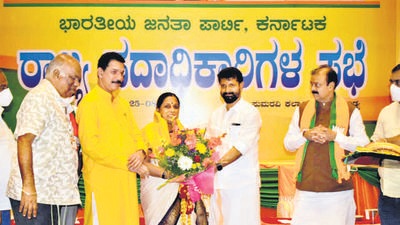 Karnataka BJP leaders greet newly-elected Mysuru mayor Sunanda Palanethra on Wednesday. (BJP Karnataka) Karnataka BJP leaders greet newly-elected Mysuru mayor Sunanda Palanethra on Wednesday. (BJP Karnataka)