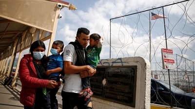Central American migrants, who were airlifted from Brownsville to El Paso, Texas, US, and expelled from the United States walk towards Mexico on the Lerdo Stanton International Bridge, as seen from Ciudad Juarez, Mexico, on August 17, 2021. (File Photo / REUTERS) Central American migrants, who were airlifted from Brownsville to El Paso, Texas, US, and expelled from the United States walk towards Mexico on the Lerdo Stanton International Bridge, as seen from Ciudad Juarez, Mexico, on August 17, 2021. (File Photo / REUTERS)