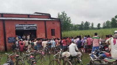 Farmers gathered at a distribution centre in Bagaha 1 on Wednesday. (Jai prakash/ht photo) Farmers gathered at a distribution centre in Bagaha 1 on Wednesday. (Jai prakash/ht photo)