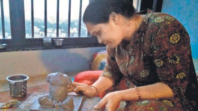 Trupti Marne makes a Ganesh idiol from shadu mati (clay) at her residence in Kothrud. (HT PHOTO) Trupti Marne makes a Ganesh idiol from shadu mati (clay) at her residence in Kothrud. (HT PHOTO)