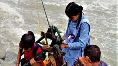 Children in Pithoragarh district are risking their lives by crossing a fast-flowing river with a rope to reach their schools on the other side. (HT PHOTO.) Children in Pithoragarh district are risking their lives by crossing a fast-flowing river with a rope to reach their schools on the other side. (HT PHOTO.)