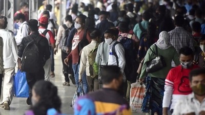 On Monday, 25,072 people were detected Covid-19 positive, the lowest single-day count in 160 days, as per the health ministry. (Anshuman Poyrekar/HT file photo) On Monday, 25,072 people were detected Covid-19 positive, the lowest single-day count in 160 days, as per the health ministry. (Anshuman Poyrekar/HT file photo)