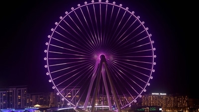 A view of Bluewaters Island and the Ain Dubai (Dubai Eye) 250-metres high Ferris wheel in the Gulf Emirate on August 24, 2021. - The world's largest and tallest observation wheel is set to open to public on 21 October 2021. (Photo by Giuseppe CACACE / AFP)