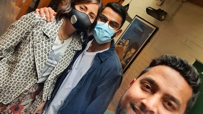 Anushka Sharma and Virat Kohli pose with the chef. Anushka Sharma and Virat Kohli pose with the chef.