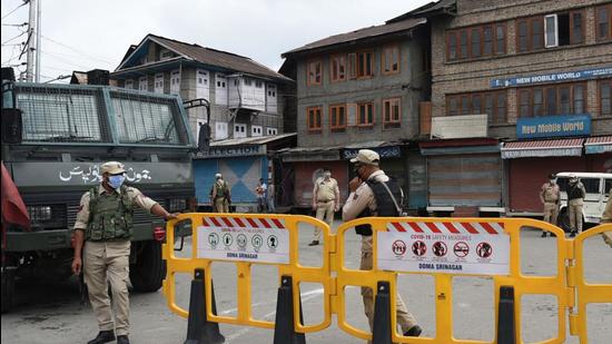 The Jammu and Kashmir high court said “the mere fact that FIR was lodged only against the journalist and not against the person, who has disclosed the said incident to the journalist prima facie establishes malice on the part of the respondents (police)”. (HT Photo/Waseem Andrabi)