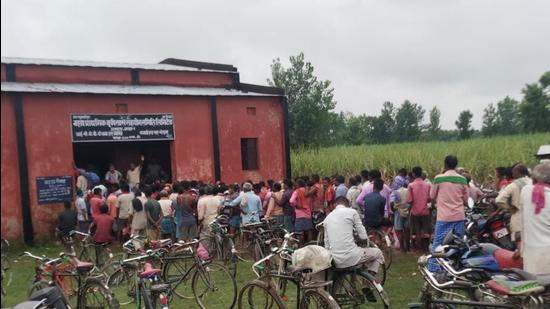 Farmers gathered at a distribution centre in Bagaha 1 on Wednesday. (Jai prakash/ht photo)