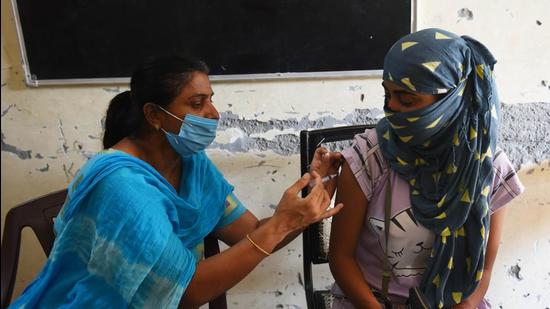 As many as 19,584 vaccine shots were given on Wednesday. This includes 12,269 vaccinations at government health centres. (Vipin Kumar/HT PHOTO)