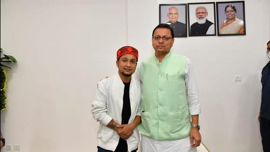 Uttarakhand chief minister Pushkar Singh Dhami met Indian Idol winner Pawandeep Rajan at his Dehradun residence. (HT Photo)