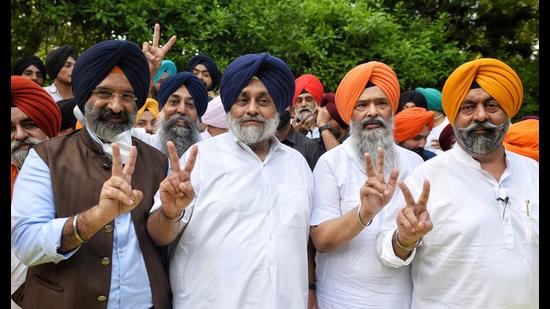SAD president Sukhbir Singh Badal with Manjinder Singh Sirsa and other party leaders after declaration of DSGMC election results in New Delhi on Wednesday. (Sanchit Khanna/HT)