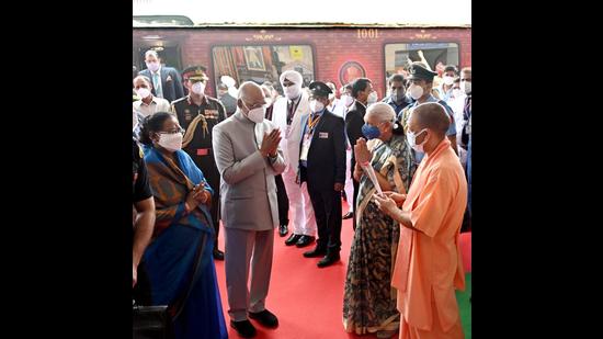 President Ram Nath Kovind being welcomed by UP governor Anandiben Patel, CM Yogi Adityanath and deputy CM Dinesh Sharma on his arrival at Charbagh Railway station in Lucknow on June 28. (HT File Photo)