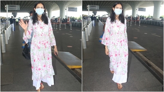Rakul wore the kurta with white embroidered flared pants, pink Kolhapuri sandals, and a face mask to keep herself safe during the pandemic.(HT Photo/Varinder Chawla)