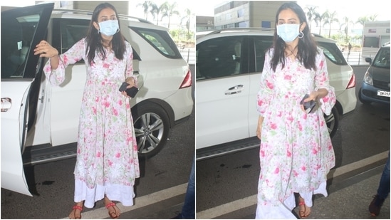 Rakul accessorised her breezy and summer-appropriate anarkali set with silver hoop earrings and middle-parted open locks. A cotton kurta set is a summer staple in almost every Indian ethnic wardrobe, and Rakul proved the same with her latest airport look.(HT Photo/Varinder Chawla)