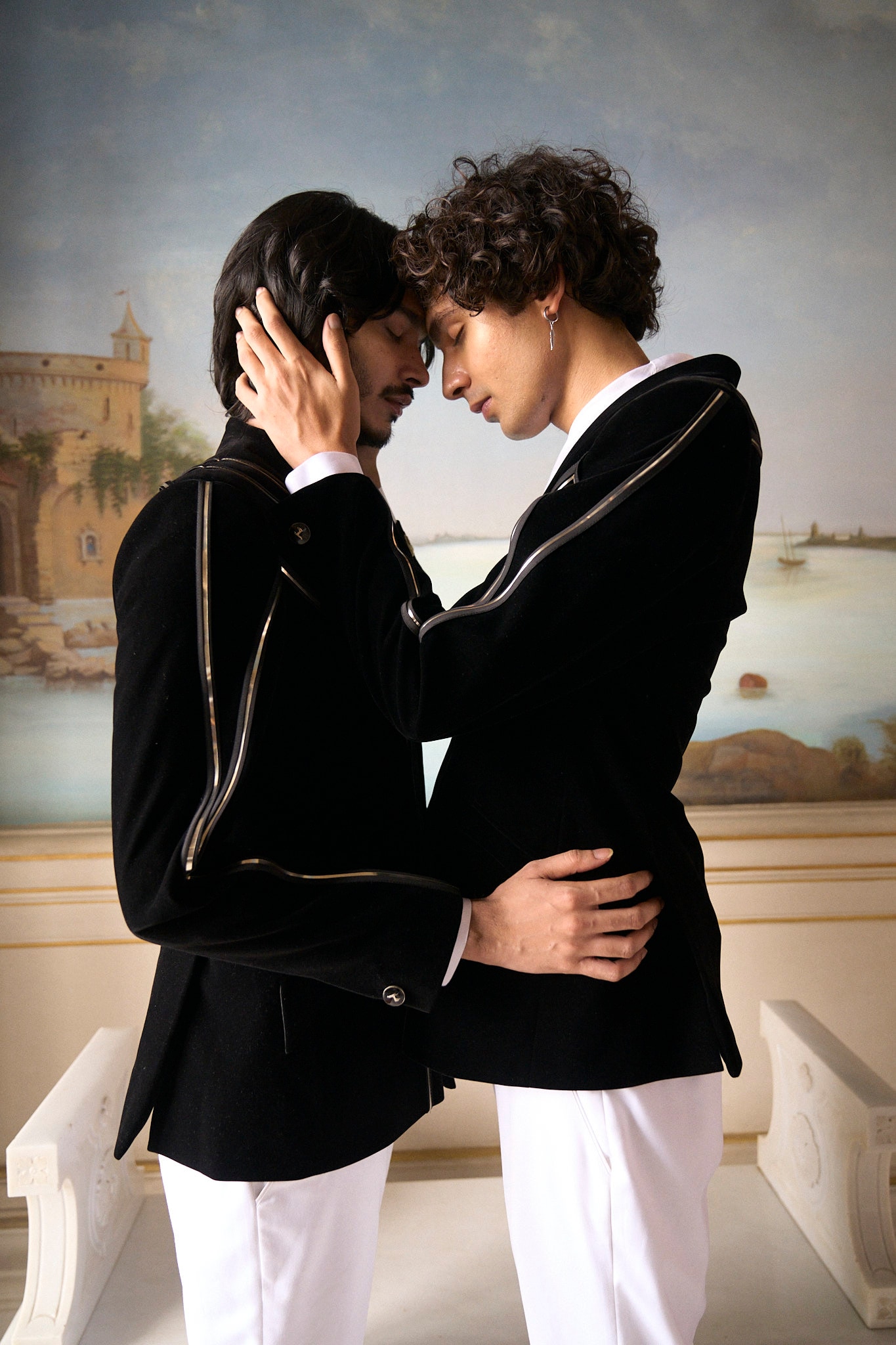 Contrasting tuxedo set for men, with metallic details