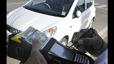 The e-challan machines were first introduced on trial basis in July 2019. They bring transparency and help curb underhand dealings between violators and traffic cops. (HT photo)