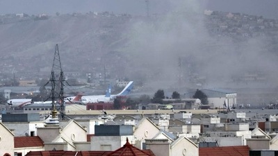 Smoke rises from a deadly explosion outside the airport in Kabul, Afghanistan on Thursday. (AP PHOTO) Smoke rises from a deadly explosion outside the airport in Kabul, Afghanistan on Thursday. (AP PHOTO)