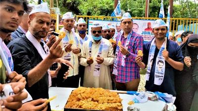 In an innovative form of protest against the BJP government, Aam Aadmi Party (AAP) workers in Haldwani made “jalebis of false promises”. (HT Photo)
