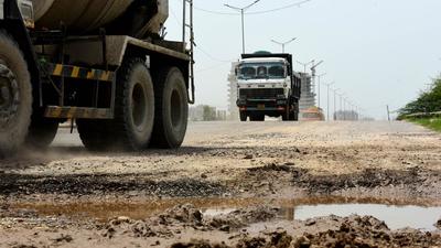 With the construction of the Dwarka Expressway still underway, there is a high volume of traffic on this six-lane, 75-metre wide stretch throughout the day. (Vipin Kumar/HT PHOTO) With the construction of the Dwarka Expressway still underway, there is a high volume of traffic on this six-lane, 75-metre wide stretch throughout the day. (Vipin Kumar/HT PHOTO)