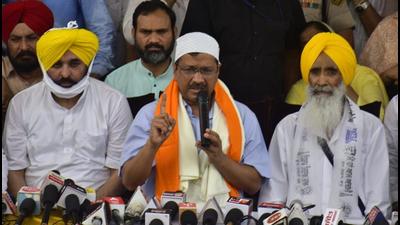 Delhi chief minister and Aam Aadmi Party national convener Arvind Kejriwal addressing a press conference after welcoming former Akali minister Sewa Singh Sekhwan (right) into the party fold as Punjab AAP president Bhagwant Mann looks on at Sekhwan village in Gurdaspur district on Thursday. (Sameer Sehgal/HT)