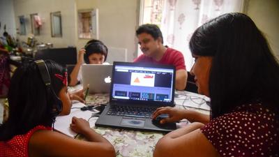 Children attend an online classes with their parents at Law College Road, in Pune. (Sanket Wankhade/Hindustan Times) Children attend an online classes with their parents at Law College Road, in Pune. (Sanket Wankhade/Hindustan Times)