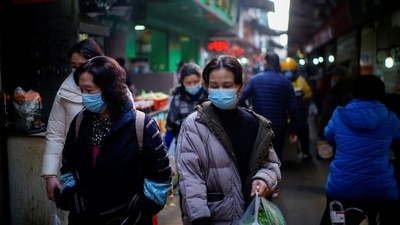 People wearing face masks walk on a street market, following an outbreak of the coronavirus disease (Covid-19) in Wuhan, Hubei province, China February 8, 2021. (File Photo / REUTERS) People wearing face masks walk on a street market, following an outbreak of the coronavirus disease (Covid-19) in Wuhan, Hubei province, China February 8, 2021. (File Photo / REUTERS)