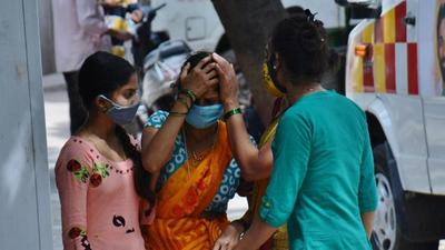 A woman grieves the death of her relative in Thane Civil Hospital, in Thane, Mumbai, on April 21. (HT file) A woman grieves the death of her relative in Thane Civil Hospital, in Thane, Mumbai, on April 21. (HT file)