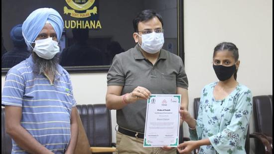 Additional deputy commissioner (development) Amit Kumar Panchal handing over the appreciation certificate to Raavi Gulzar in Ludhiana on Wednesday. (HT Photo)