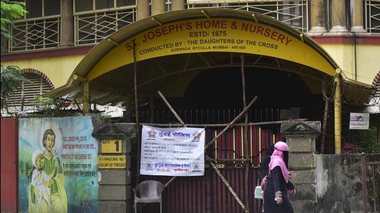 BMC workers seal St. Joseph’s Home and Nursery (Anshuman Poyrekar/HT PHOTO)
