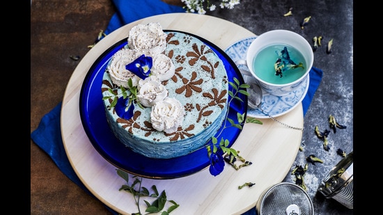 Homemade cake from butterfly pea powder. (Photo: Shutterstock)