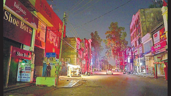 Non-functional streetlights near Gol Market in Model Town area of Ludhiana on Thursday. (Gurpreet Singh/HT) Non-functional streetlights near Gol Market in Model Town area of Ludhiana on Thursday. (Gurpreet Singh/HT)