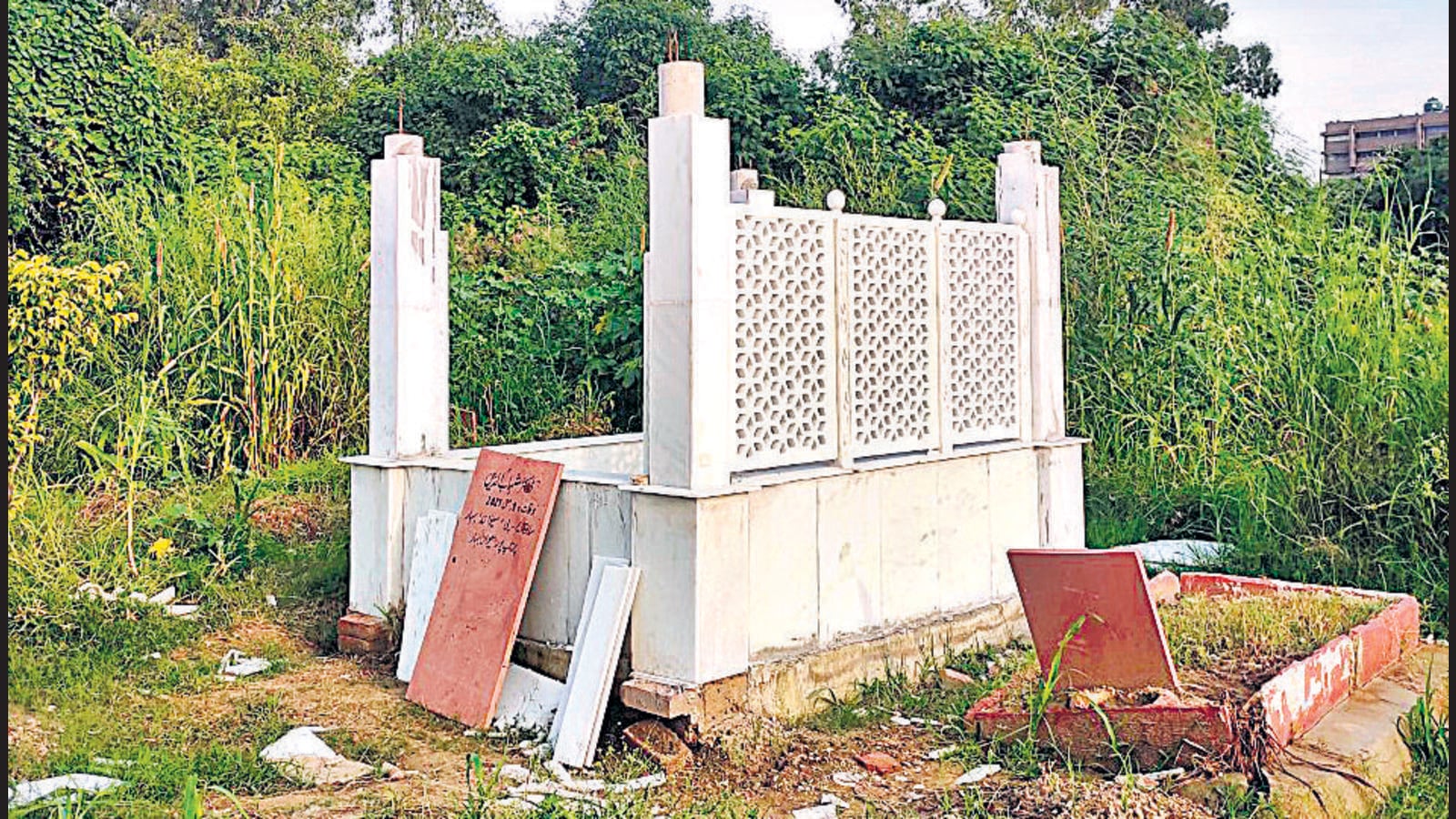 Attempts to build a ‘shrine’ for don-turned-MP Shahabuddin at Delhi graveyard