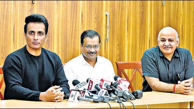 Actor Sonu Sood with Delhi Chief Minister Arvind Kejriwal and Deputy Chief Minister Manish Sisodia during a joint press conference on Friday. (ANI) Actor Sonu Sood with Delhi Chief Minister Arvind Kejriwal and Deputy Chief Minister Manish Sisodia during a joint press conference on Friday. (ANI)