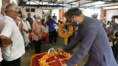 CPI-ML national secretary Dipankar Bhattacharya and others pay tribute to slain Brij Bihari Pandey at CPI-ML office, Chhajjubagh in Patna on Friday. (Santosh Kumar /ht)