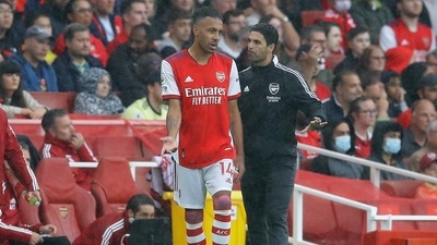 Arsenal's Pierre-Emerick Aubameyang with manager Mikel Arteta. (REUTERS)