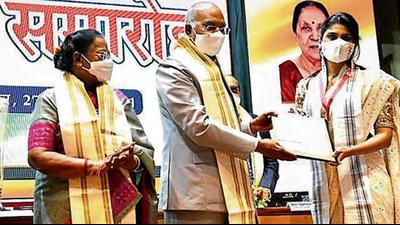 President Ram Nath Kovind awarding a degree to a student at the convocation ceremony of the Sanjay Gandhi Post Graduate Institute of Medical Sciences (SGPGIMS) in Lucknow on Friday. (Deepak Gupta/HT Photo) President Ram Nath Kovind awarding a degree to a student at the convocation ceremony of the Sanjay Gandhi Post Graduate Institute of Medical Sciences (SGPGIMS) in Lucknow on Friday. (Deepak Gupta/HT Photo)