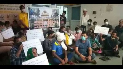 Attendants of patients admitted to the black fungus ward of Sir Sundar Lal Hospital staged a demonstration at the office of the chief medical officer Varanasi. (HT PHOTO)