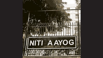 Dr Vinod K Paul, member of NITI Aayog, reviewed the preparations being made to deal with the possibilities of the third wave. (HT File)