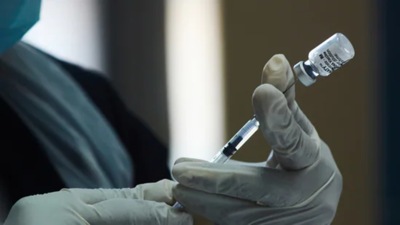 File photo: A health worker prepares a dose of Covid-19 vaccine. (Waldo Swiegers / BLOOMBERG)