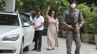 Kangana Ranaut waved at the paparazzi. (Varinder Chawla) Kangana Ranaut waved at the paparazzi. (Varinder Chawla)