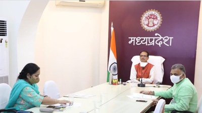 Madhya Pradesh CM Shivraj Singh Chouhan at review meet (twitter.com/OfficeofSSC)