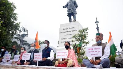 Himachal Pradesh Congress chief Kuldeep Singh Rathore said the state was blind to the plight of the apple growers and called horticulture Minister Mahender Singh Thakur a “mute spectator.” (Deepak Sansta / HT)
