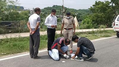 Police and forensic team looking for clues at the spot on the Morni road in Panchkula. (Sant Arora/HT)