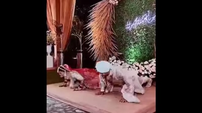 The image shows Akshita Arora Mahajan and Aditya Mahajan doing pushups. (Instagram/@fit.arora) The image shows Akshita Arora Mahajan and Aditya Mahajan doing pushups. (Instagram/@fit.arora)