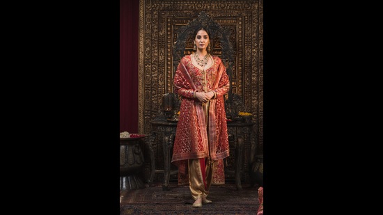 Model in Nazm-e-Mahal collection by Ashima-Leena Model in Nazm-e-Mahal collection by Ashima-Leena
