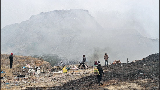 The present landfill at Okhla, with a height of over 60 metres, has grown far beyond its permissible limit of 20-30 metres and is not in a position to handle any more waste. (Sanjeev Verma/HT)