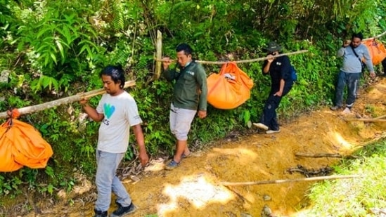 Conservationists carry the carcasses of three Sumatran tigers found dead in Ie Buboh village in South Aceh, Indonesia, Thursday.(AP)