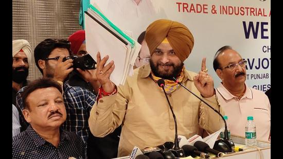 Punjab Congress chief Navjot Singh Sidhu, who is also the Amritsar East MLA, addressing a meeting of traders and industrialists in Amritsar on Friday. (Sameer Sehgal/HT)