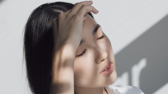 Do eye exercises: Blinking can help you manage dry eyes problem. Drink plenty of water and follow the&nbsp;20-20-20 rule. After&nbsp;every 20 minutes, you need to take a 20-second break to focus your&nbsp;eyes&nbsp;on something placed&nbsp;20 feet away to relax your eyes, and calm you down.(Unsplash)