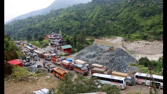 Vehicles stranded on the Chandigrah Manali road on Friday. (Birbal Sharma/HT )