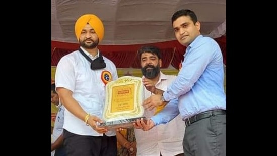 Ambala deputy commissioner Vikram Yadav presenting a memento to (L) Haryana sports minister Sandeep Singh during the opening ceremony of Khelo Haryana Games on Friday. (HT Photo)